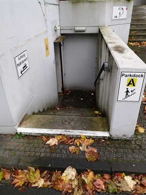 Renovierungsarbeiten des Fußbodens im Parkhausdurchgang im Untergeschoß des Parkhauses Vennehof zum Krankenhaus