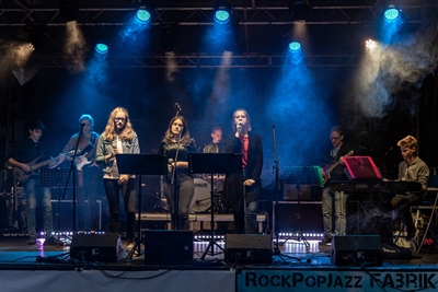 Zuhören - ausprobieren – mitmachen! Auftritt einer Band der RockPopJazz Fabrik
