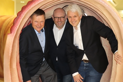 Prof. Kelm, Dr. Kehe und Dr. Schröder im Darmmodell.