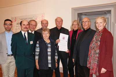 Präsentieren die Urkunde über den zweiten Preis beim Hessischen Integrationspreis (v.l.n.r.):  Mahmut Eryilmaz (Vertreter der Muslime im Rat der Religionen, Mevlana-Moschee), Peter Bender (Religions für Peace, Katholische Kirche), Kamil Saygin (Vorsitzender des Ausländerbeirates), Hans Schneider (Baptisten, Kirche im Hof), Esther Haß (Jüdische Gemeinde), Carsten Höhre (Koordinator der Stadt Kassel), Bürgermeisterin Ilona Friedrich, Prof. Klaus Geiger (Friedenskirche) und Vera Mennemeier (Bahai Kassel).  