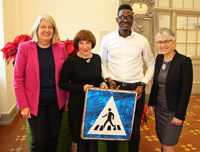 Ein Verkehrszeichen dient der Völkerverständigung: Bürgermeisterin Ilona Friedrich, Sammlerin Doris Gutermuth, Moussa Bangré aus Burkina Faso sowie Christiane Porstmann vom Städtepartnerschaftsverein Melsungen 