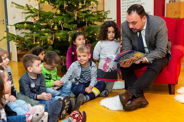 Geselle liest in Kita