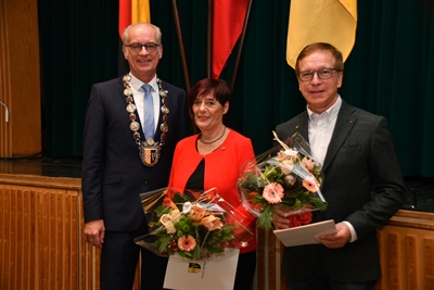 In der letzten Ratssitzung des Jahres wurden Christa Wipper und Georg Verfuß für besonderes ehrenamtliches Engagement ausgezeichnet.