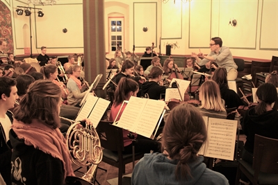 Nachwuchsdirigent Tim Hüttemeister unterstützt Chefdirigent Thomas Grote bei der Vorbereitung der Neufahrskonzerte des MJO. Foto: Johanna Seffen/Märkischer Kreis