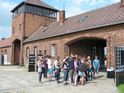 Geschichte: Schülergruppe am Torhaus in Auschwitz