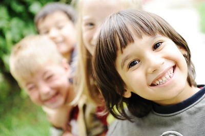 Kindergartenkinder lachend Stockfoto