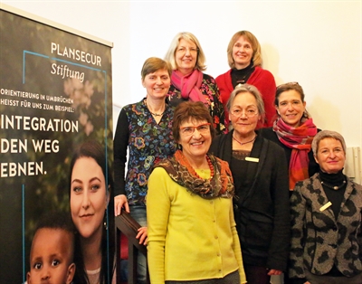 Spendenübergabe durch die Repräsentantinnen der beiden Soroptimist Clubs Kassel-Kurhessen-Waldeck und Kassel-Bad-Wilhelmshöhe, an Anette Trayser, Geschäftsführerin von Plansecur, im Beisein von Bürgermeisterin Ilona Friedrich. Vordere Reihe (v.l.n.r.): Ursula Richter-Dickhaut, Dr. Ilse Ludolph, Julia Dummer, Ulrike Semm-Fuhr; zweite Reihe: Anette Trayser, BG Ilona Friedrich, Constanze Betzl   