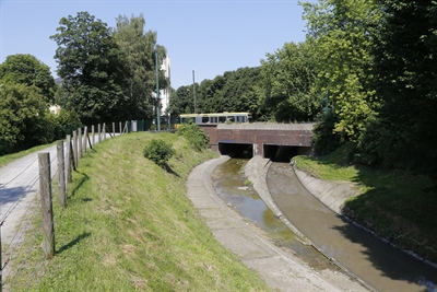 Weg entlang der Berne im Bereich Altenessener Straße