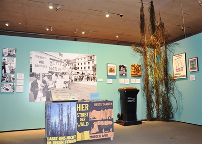 Waldsterben in Ausstellung Ab in die 80er-Jahre im Stadtmuseum Kassel