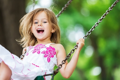 Spielplatz Kind Schaukel Stockfoto