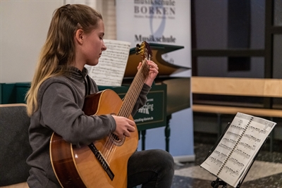 Musikschülerin Nicole Gerner beim Gitarrenunterricht. 