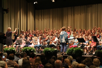 Musikschule Borken: Jekits trifft Jekiss im Vennehof 2017 – über 100 Grundschulkinder auf der Bühne