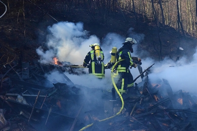 An die Flammen im unteren Bereich kam die Wehr nur schwer herran.