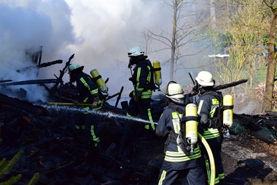 Die Feuerwehr brauchte drei Stunden um das Feuer zu löschen.