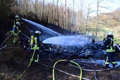 Vier C-Rohre waren nötig um das Feuer zu bekämpfen.