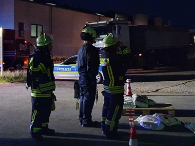 Aus sicherer Entfernung beobachtet die EInsatzkräfte die Maßnahmen.