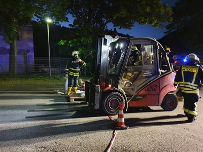 Ein Gabelstabler schaffte Platz um an den Behälter zu kommen.