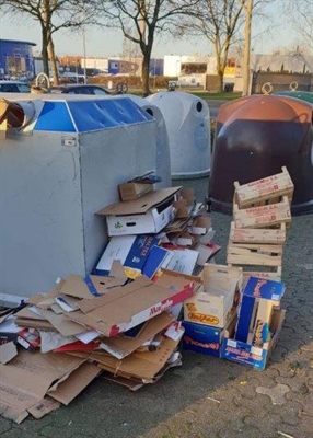 Verdreckter Standort Papiercontainer