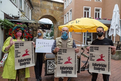 Foto Druckaktion Kulturbrücke.jpg