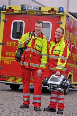 Rettungsdienst - Notfallsanitäter vor einem KTW