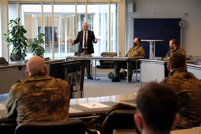 Dr. Peter Kleeschulte, Leiter des Gesundheitsamtes des Hochsauerlandkreises, infomierte die Soldaten über die aktuelle Lage der Corona-Pandemie im Hochsauerlandkreis. Foto: HSK