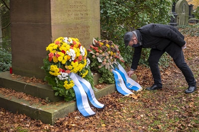 Kranzniederlegung zum Gedenken an die Pogromnacht auf dem Jüdischen Friedhof in Kassel  