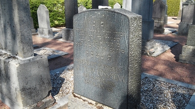 Grabstein der Jettchen Cossmann (geb. 22.3.1858 - gest. 2.6.1924), der als Nr. 32/54 in der Datenbank des Steinheim-Instituts dokumentiert ist. 