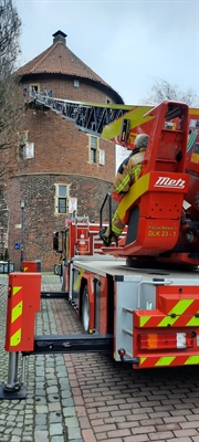 Archivalien des Amtes Gemen-Weseke werden in Leipzig entsäuert - Ein Drehleiterfahrzeug der Feuer- und Rettungswache Borken unterstützte das Stadtarchiv beim Aktentransport. 