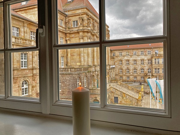 Kerze zum Gedenken am Rathausfenster