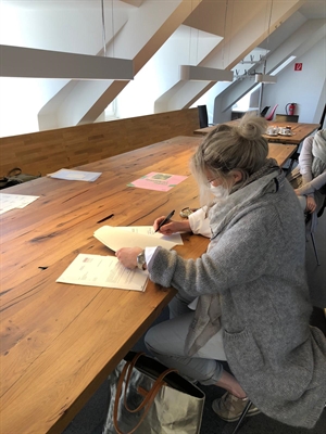 Neuer concept-store in der Mühlenstraße - Ina Grave bei der Vertragsunterzeichnung