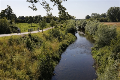 Die Seseke in Kamen nach dem Gewässerumbau (2014)