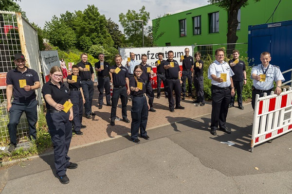 Einsatzkräfte der Freiwilligen Feuerwehr Kassel nach der Impfung vor dem Impfzentrum Kassel