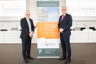 Staatssekretär Dr. Frank-Thomas Hett und Oberbürgermeister Wolfgang Griesert gratulieren der Stiftung Opferhilfe zum 20-jährigen Bestehen. 