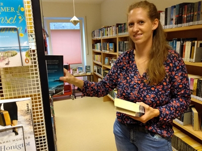 Christa Hackfort, Leiterin der Zweigstelle Suderwick, freut sich auf ihre Leser