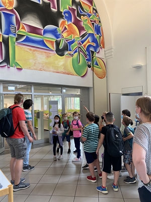 Die Kulturstrolche der Biemenhorster Schule erkunden die Stadtbibliothek