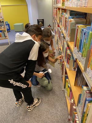 Die Kulturstrolche der Biemenhorster Schule erkunden die Stadtbibliothek