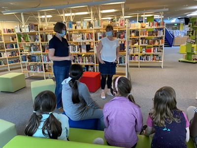 Die Kulturstrolche der Biemenhorster Schule erkunden die Stadtbibliothek