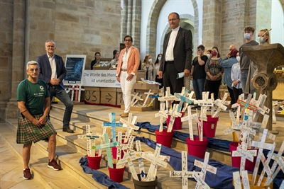 2021-07-08_Übergabe Kreuze für verstorbene irische Kinder