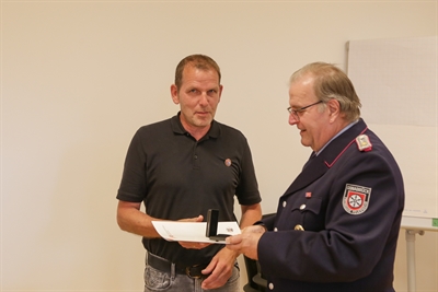 Guido Maunert mit der Feuerwehr- Ehrennadel des Landesfeuerwehrverband Niedersachsen ausgezeichnet.