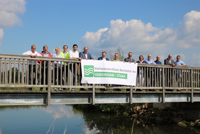 Das Hochwasserschutzkonzept für die Bocholter Aa ist fertiggestellt - bei einem Ortstermin im Auenbereich in Borken-Gemen stellten die beteiligten Bürgermeisterinnen und Bürgermeister sowie Landrat Dr. Kai Zwicker sowie Vertreterinnen und Vertreter des Kreises und der Bezirksregierung nochmals die Bedeutung des Konzeptes und der gemeinsamen Bemühungen heraus.