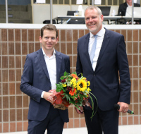 Landrat Dr. Andreas Coenen gratuliert Dr. Martin Plum