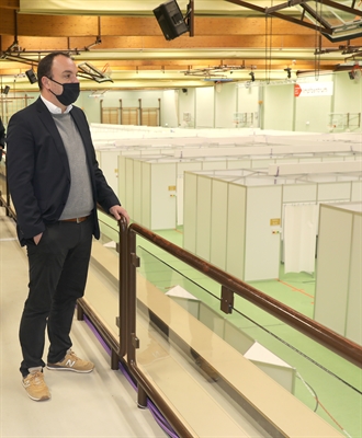 Oberbürgermeister Christian Geselle im Impfzentrum Kassel