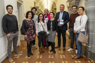 Einbürgerungsfeier in kleinem Rahmen unter 2G-Bedingungen in der Seitenhalle des Rathauses