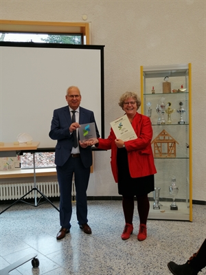Landrat Dr. Karl Schneider überreichte Schulleiterin Claudia Brozio die BerufswahlSiegel-Auszeichnung. 