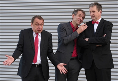 Funke, Philipzen und Rüther ist auf der Bühne unmittelbar anzu­merken: Das Stornieren ist für sie nicht nur eine Herzens­an­gelegen­heit, sondern bereitet ihnen einen Spaß, der binnen weniger Minuten auch das Publi­kum infiziert. 