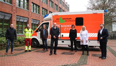 Freuen sich über die Förderbescheide (v. li.): Carsten Thien und Andre Garwer (Rettungsdienst Kreis Borken), Professor Peter Kerstiens (Westfälische Hochschule Bocholt), Thomas Deckers (Feuerwehr- und Rettungsdienstakademie Bocholt), Daniela Glimm-Lükewille (Kreisentwicklung Borken), Dr. Brigitte Volmering (Klinikum Westmünsterland) und Landrat Dr. Kai Zwicker