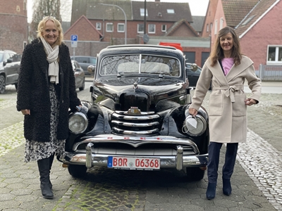 Für ihren letzten Arbeitsweg zum Borkener Rathaus wurde Monika Nagel (re.) von Bürgermeisterin Mechtild Schulze Hessing mit einem Oldtimer abgeholt.