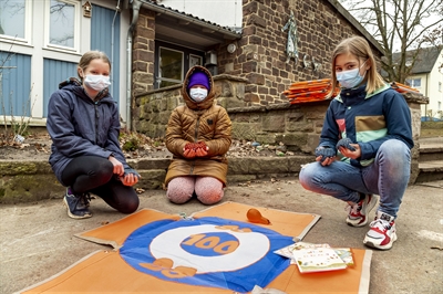 Erste Grundschule erhält neue Spieletasche 2