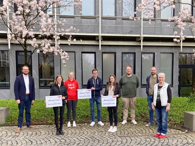 Dr. Johannes Osing (links), Fachdienstleiter Umwelt beim Märkischen Kreis, und Klimaschutzbeauftragte Petra Schaller (rechts) begleiten das Projekt Wassertour der HSPV Studenten (von links) Dahlia Kaps, Nele Marie Petersen, Noah Droste, Nelly Schanzmann, Manuel Melchert und Michael Borck. Foto: Ulla Erkens/Märkischer Kreis 
