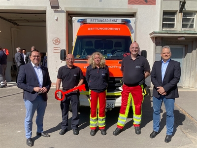 Schlüsselübergabe bei der neuen Außenstelle der Rettungswache Meinerzhagen in Kierspe. Von links: Landrat Marco Voge, Wachenleiter Stephan Haase, die Rettungskräfte Dorte Schulte und Dirk Uppmann sowie Bürgermeister Olaf Stelse.Foto: Ulla Erkens/Märkischer Kreis